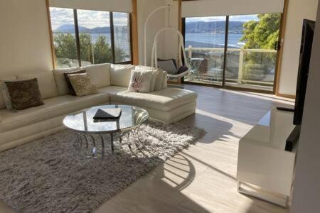 Spacious Modern Home Outstanding Views Sleeps 9 Hobart Buitenkant foto